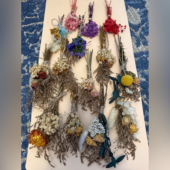 Assorted Dried Flower Bouquets. 15 mini flower arrangements - Picture 10 of 10
